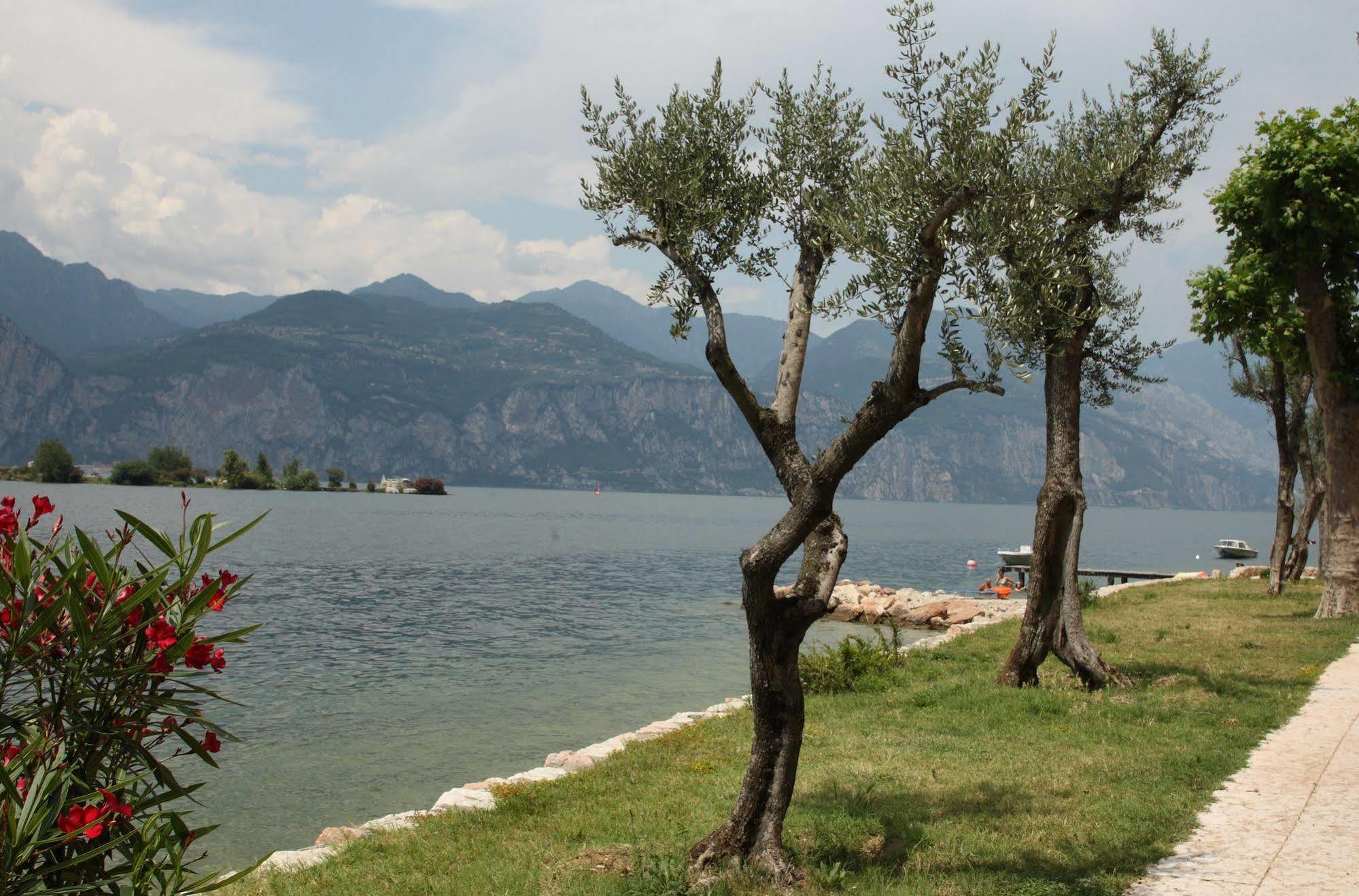 June Stay Lake Garda Brenzone sul Garda Exteriör bild